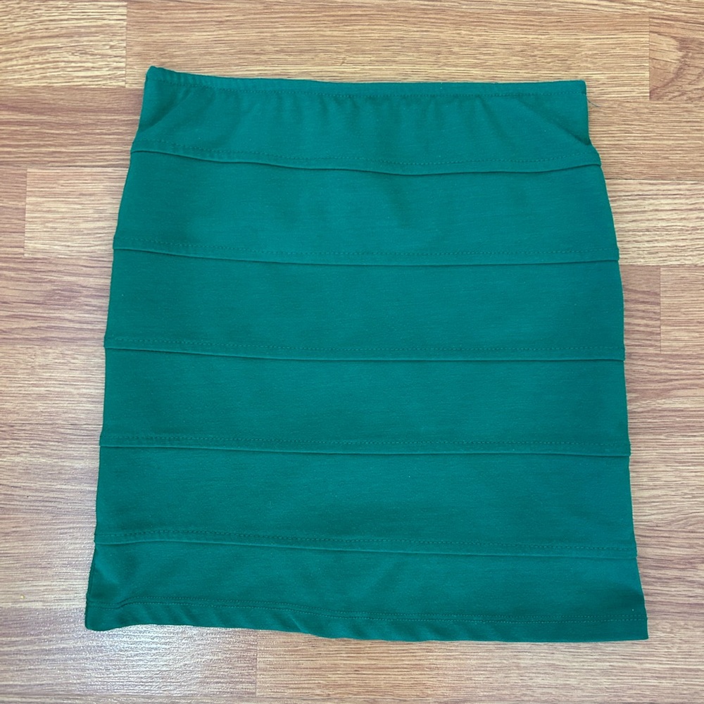Tres Bien Green Miniskirt size Medium
